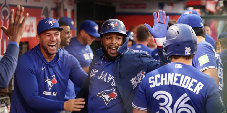 noticia-mlb-Odisea-en-autobus-de-los-Azulejos-termina-en-una-e