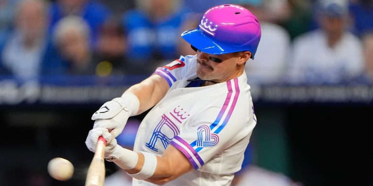 noticia-mlb-Reales-explotan-con-racimo-de-cinco-carreras-en-tr