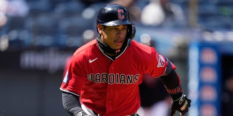 noticia-mlb-Rocchio-se-viste-de-heroe-para-los-Guardianes-tras