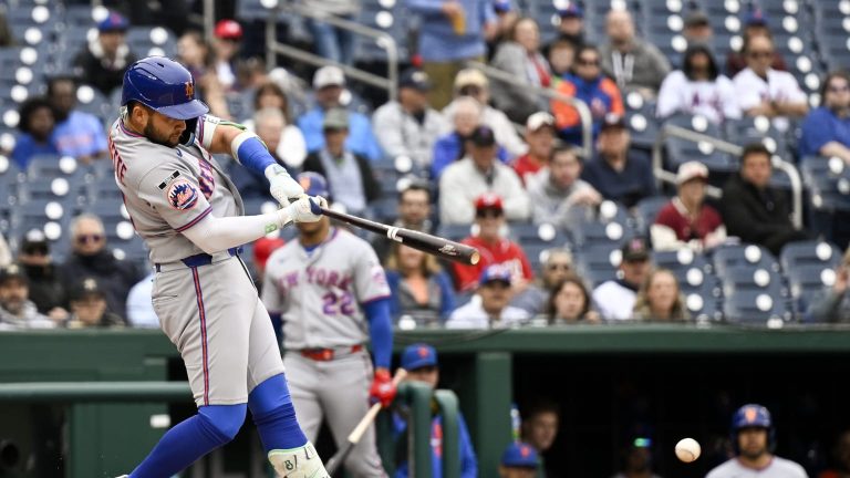 Bo-Bichette-produce-dos-carreras-con-un-sencillo-