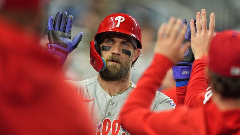Bryce-Harper-pega-un-jonron-en-solitario-04052026