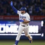 Max-Muncy-se-vuela-la-barda-en-la-6ta-entrada-110