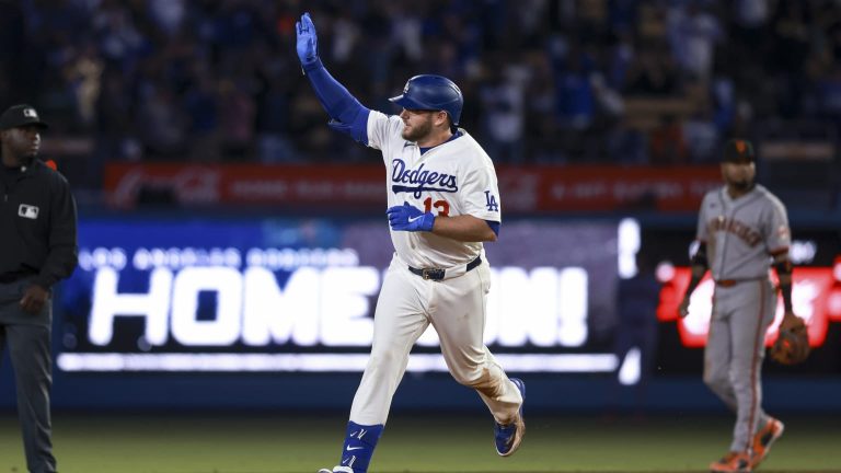 Max-Muncy-se-vuela-la-barda-en-la-6ta-entrada-110