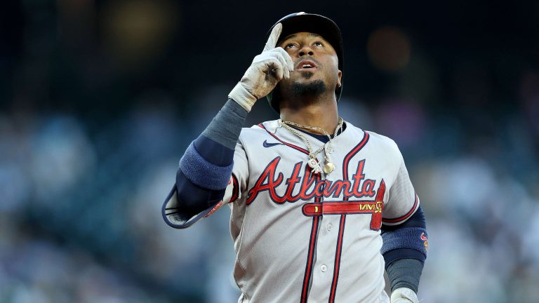 Ozzie-Albies-se-va-para-la-calle-en-la-6ta-entrada