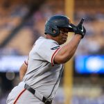 Rafael-Devers-la-manda-a-volar-por-el-jardin-derec