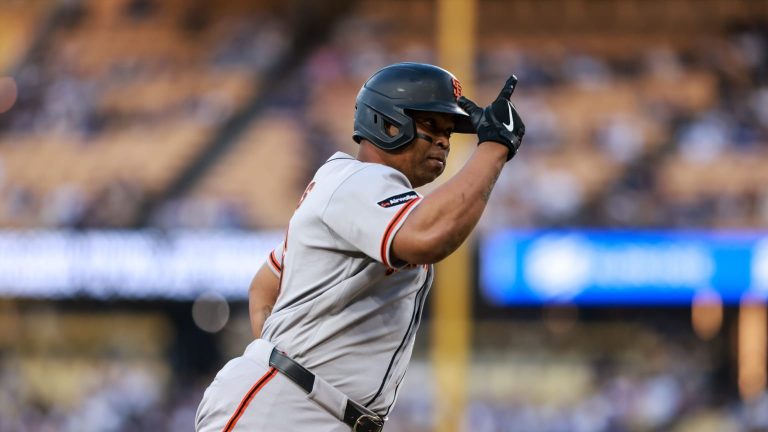 Rafael-Devers-la-manda-a-volar-por-el-jardin-derec