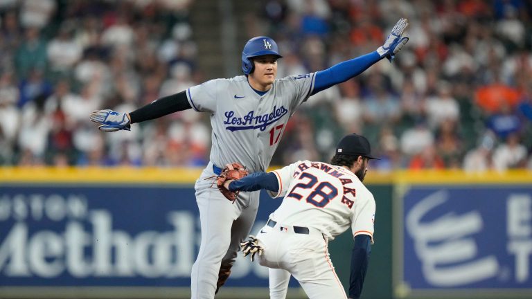 Shohei-Ohtani-se-roba-2da-base-en-la-4ta-entrada-