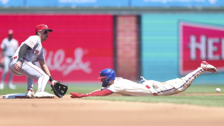 Trea-Turner-se-roba-la-segunda-base-en-el-1ro-200