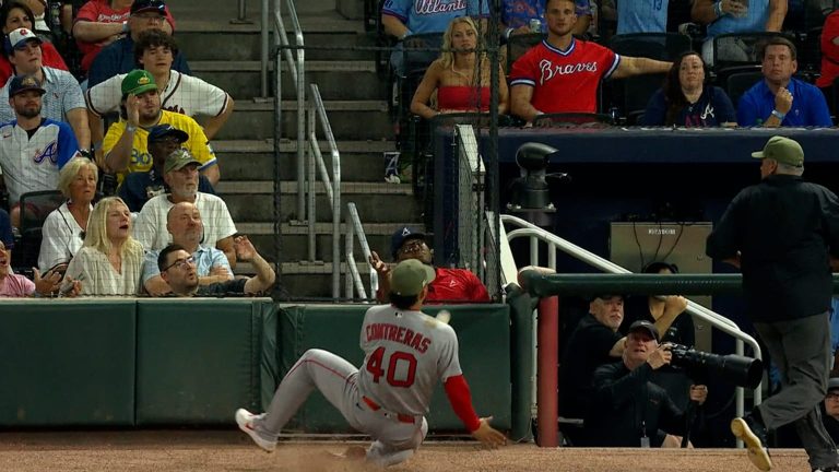 Willson-Contreras-fildea-la-bola-en-territorio-fou