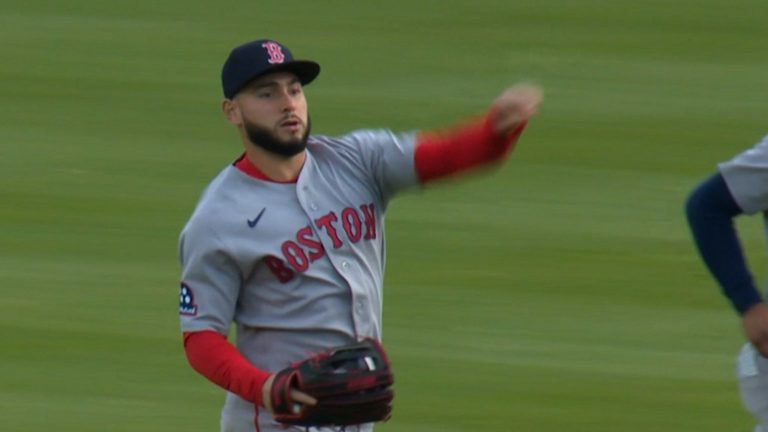 Wilyer-Abreu-atrapa-la-pelota-deslizandose-060520
