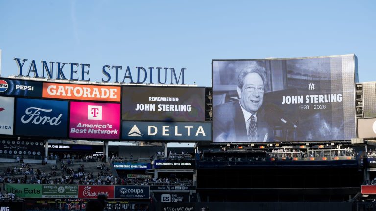 Yankees-rinden-homenaje-al-locutor-John-Sterling-