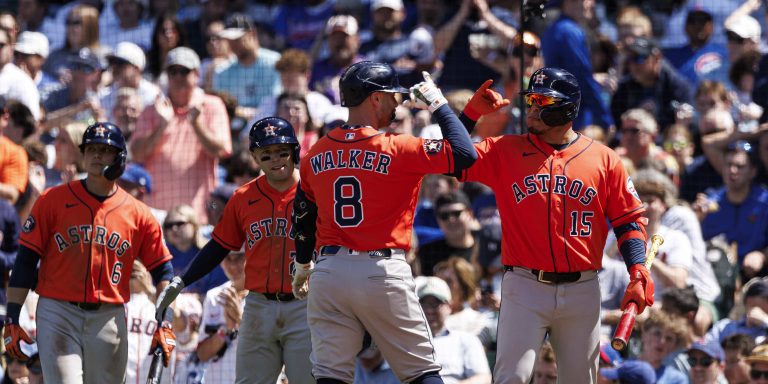 noticia-mlb-Astros-sacaron-las-escobas-en-el-Wrigley-para-exte