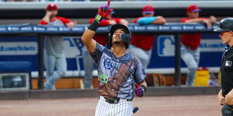 noticia-mlb-Con-jersey-de-Star-Wars-prospecto-dominicano-de-l