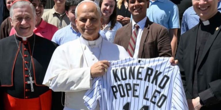 noticia-mlb-El-Papa-Leon-recibe-por-fin-su-jersey-autografiado