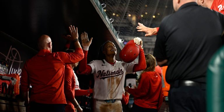 noticia-mlb-Extrabases-llegan-en-racimos-y-los-Nacionales-apla