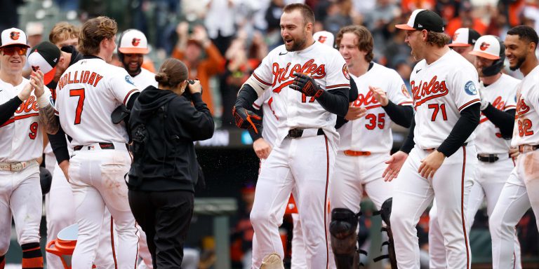 noticia-mlb-HR-de-oro-de-Cowser-le-da-a-Orioles-su-primer-triu