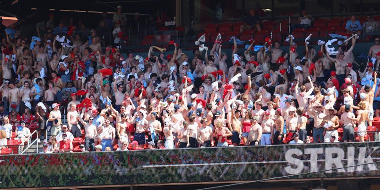 noticia-mlb-La-fiebre-de-festejar-sin-camisa-invade-los-estadi