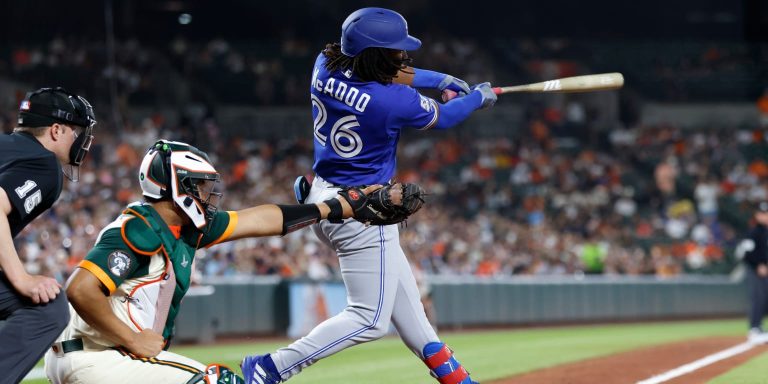 noticia-mlb-McAdoo-con-HR-para-su-1er-hit-y-Vladdy-ayudan-a-lo