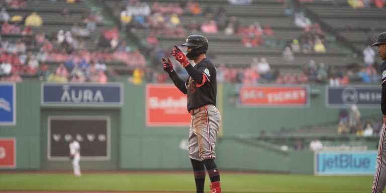 noticia-mlb-Mellizos-resisten-la-lluvia-y-remontan-para-barrer