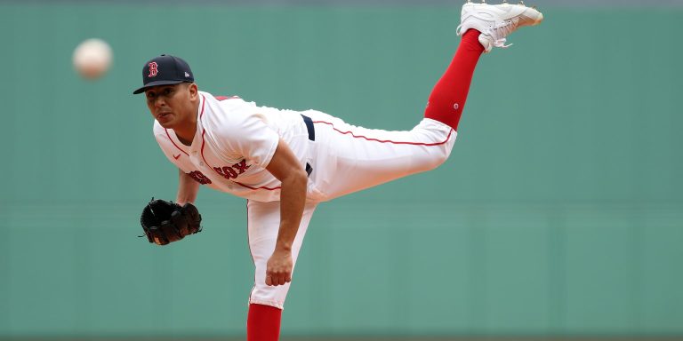 noticia-mlb-Ranger-Suarez-sale-del-partido-por-molestia-en-la-