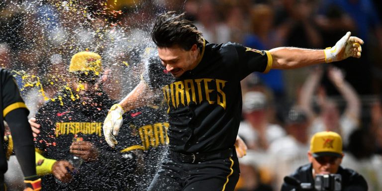 noticia-mlb-Reynolds-se-viste-de-heroe-con-bambinazo-de-oro-vs
