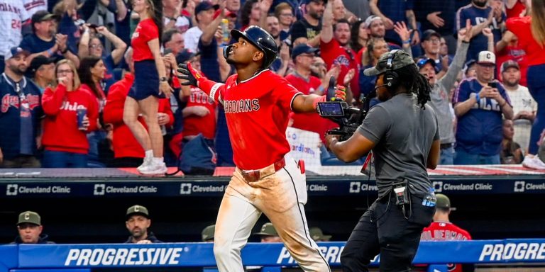 noticia-mlb-Tablazo-de-Martinez-guia-triunfo-de-Guardianes-sob