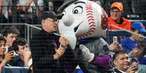 noticia-mlb-Tom-Hanks-se-une-a-la-diversion-del-Subway-Series-