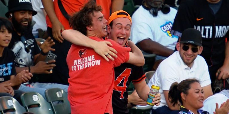 noticia-mlb-Un-fan-de-los-Orioles-no-atrapo-una-sino-dos-pelo