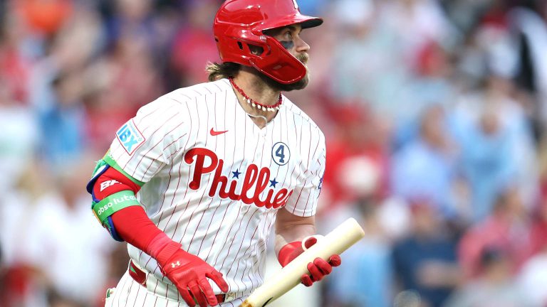 Bryce-Harper-pega-HR-de-dos-carreras-en-la-4ta-02