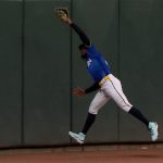 Byron-Buxton-brinca-y-captura-la-pelota-05062026