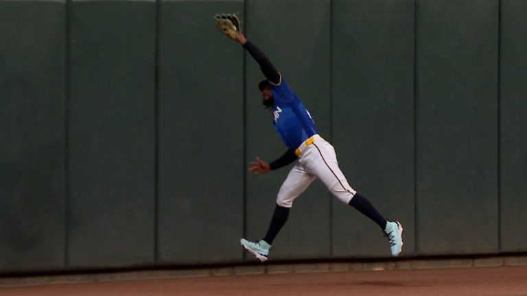 Byron-Buxton-brinca-y-captura-la-pelota-05062026