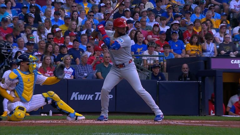 Edmundo-Sosa-pega-tres-hits-ante-Milwaukee-130620