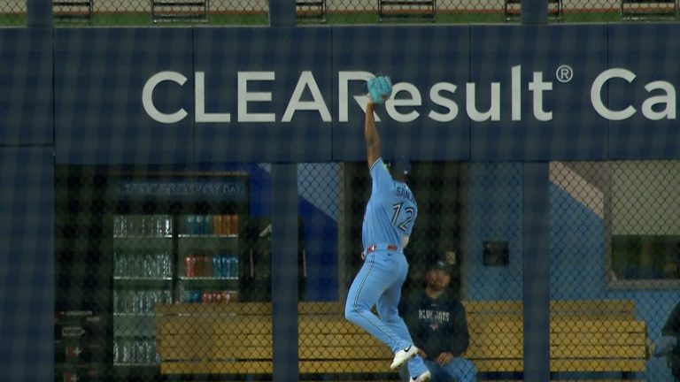 Jesus-Sanchez-atrapa-de-un-salto-en-el-3ro-140620