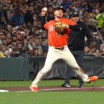 Matt-Chapman-retira-a-Michael-Busch-con-gran-tiro-1-1