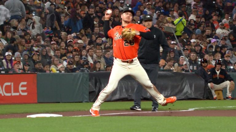 Matt-Chapman-retira-a-Michael-Busch-con-gran-tiro-1-2