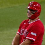 Mike-Trout-produce-con-doble-al-prado-izquierdo-1