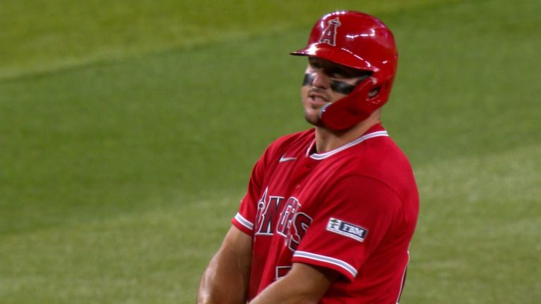 Mike-Trout-produce-con-doble-al-prado-izquierdo-1