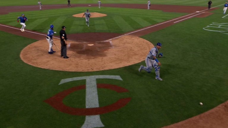 Orlando-Arcia-anota-tras-un-pitcheo-desviado-0506