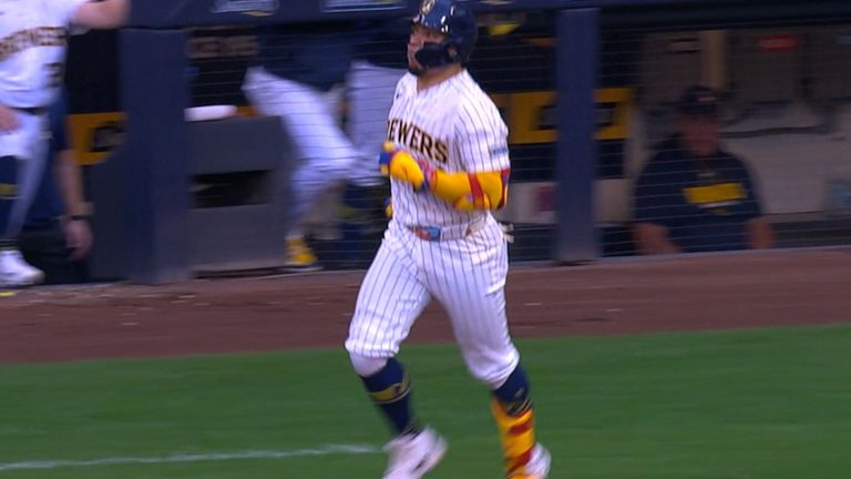 William-Contreras-pega-tres-hits-ante-los-Filis-1