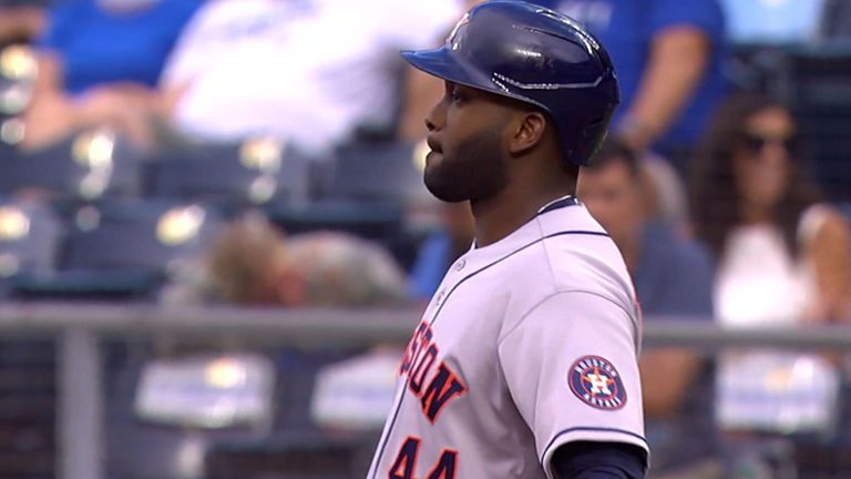 Yordan-Alvarez-pega-tres-hits-ante-los-Reales-130