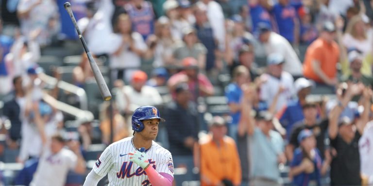 noticia-mlb-Grand-slam-de-Soto-impulsa-la-muy-necesaria-barrid