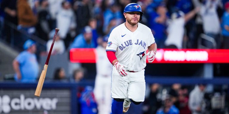 noticia-mlb-Kirk-enciende-la-ofensiva-de-los-Azulejos-con-3-hi