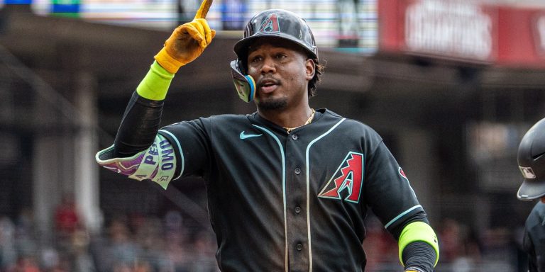 noticia-mlb-Perdomo-gana-la-carrera-de-mascotas-y-ayuda-