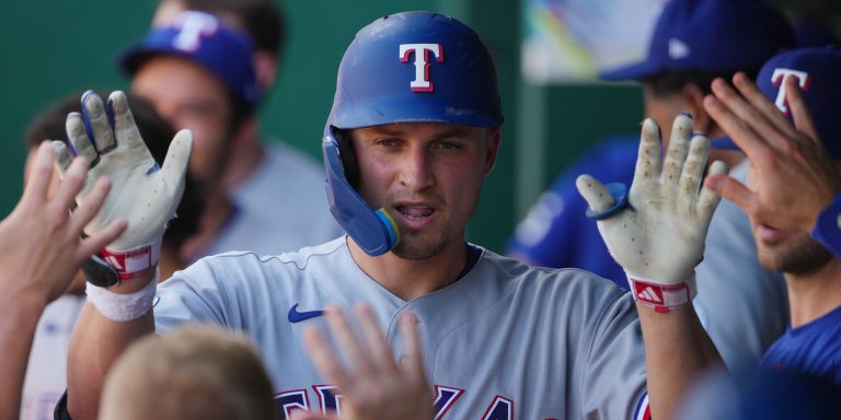 noticia-mlb-Rangers-ganan-y-alcanzan-marca-de-