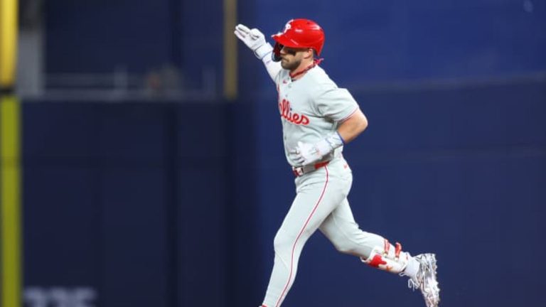 Bryce-Harper-conecta-un-jonron-de-2-carreras-2707