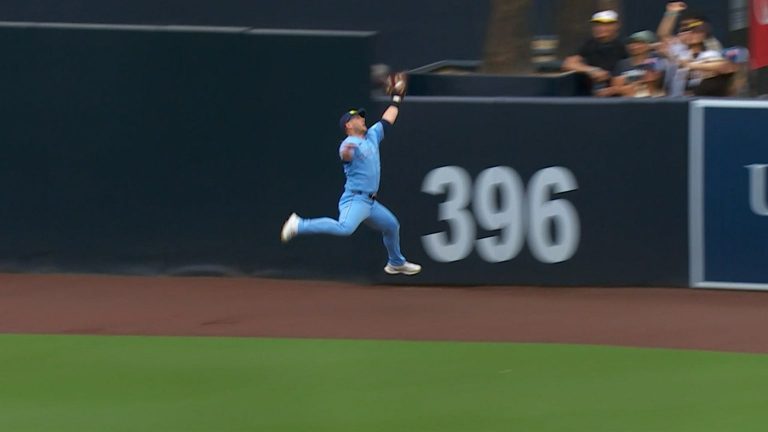 Daulton-Varsho-realiza-una-sensacional-atrapada-1