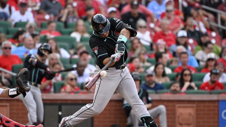 Nolan-Arenado-empuja-con-sencillo-en-el-8vo-23072