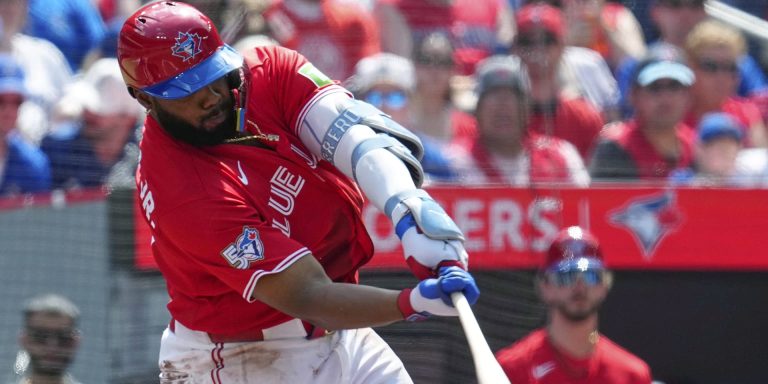 noticia-mlb-Feliz-Dia-de-Canada-Azulejos-arman-la-fiesta-en-To