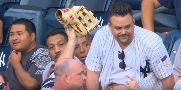 noticia-mlb-Que-pasa-cuando-atrapas-una-bola-de-foul-mas-el