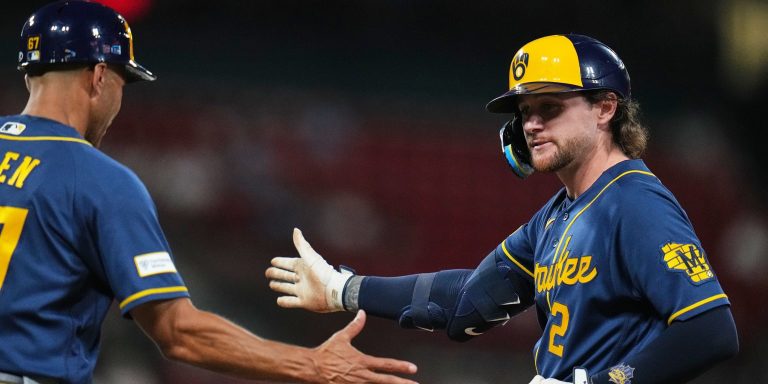 noticia-mlb-Remontada-ayuda-a-los-Cerveceros-a-alcanzar-un-hit